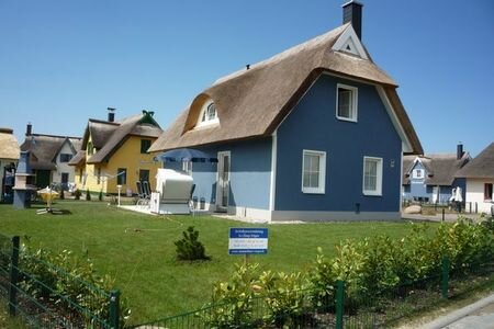 Wunderschöne reetgedeckte Häuser auf der Sonneninsel Rügen